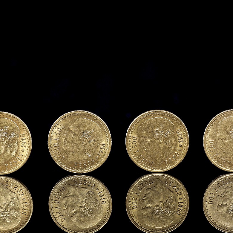 Four ‘Dos pesos y medio’ gold coins, 1918-1920