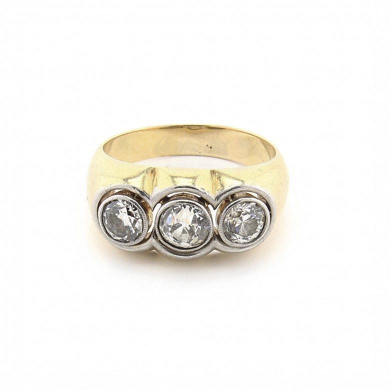 Anillo de oro 18k con tres diamantes.