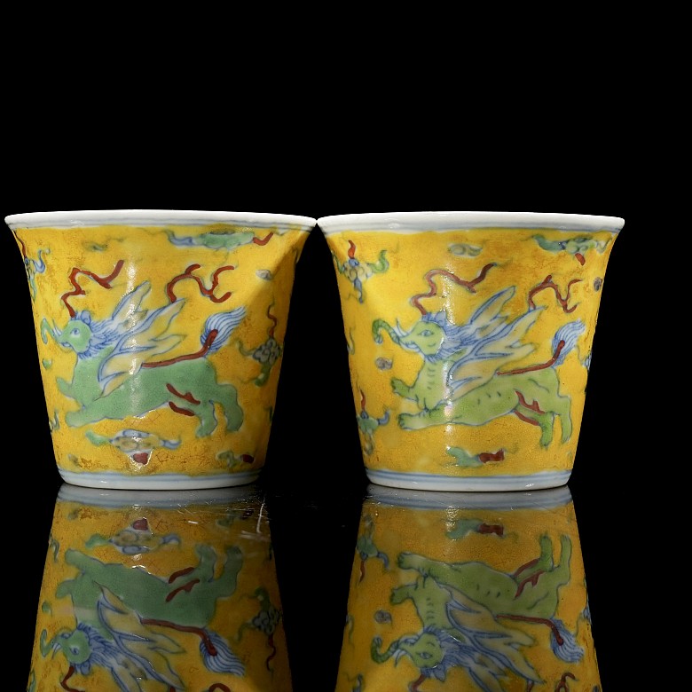 Pair of enamelled porcelain ‘Dragons’ cups, Qing dynasty