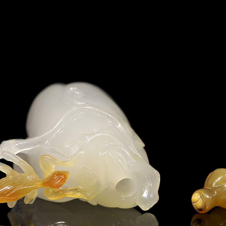 Agate snuff bottle 'Fruit', Qing dynasty, Qianlong