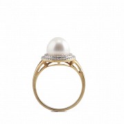 18k yellow gold ring with pearl and diamonds.