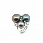 Ring in 18k white gold with 3 multicolored Tahitian pearls and diamonds.