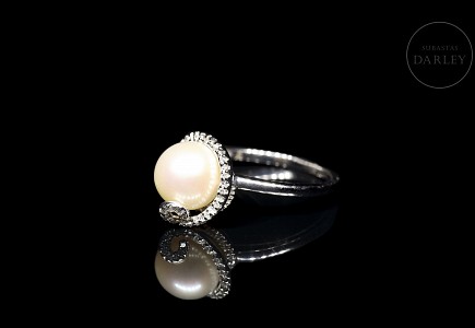 Anillo en oro blanco de 18 kt con perla y diamantes