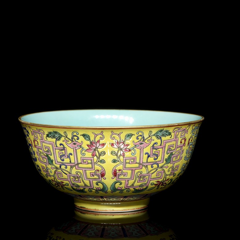 Porcelain enamelled bowl with yellow background, with Yongzheng seal