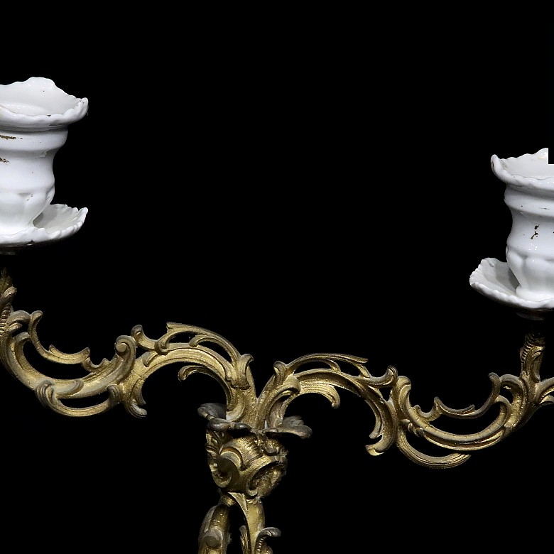 Pareja de candelabros de porcelana alemana, S.XX