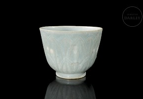 Glazed ceramic ‘Lotus petals’ mug, 19th century