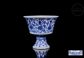 Enamelled porcelain ‘Chrysanthemums’ cup, with Qianlong seal