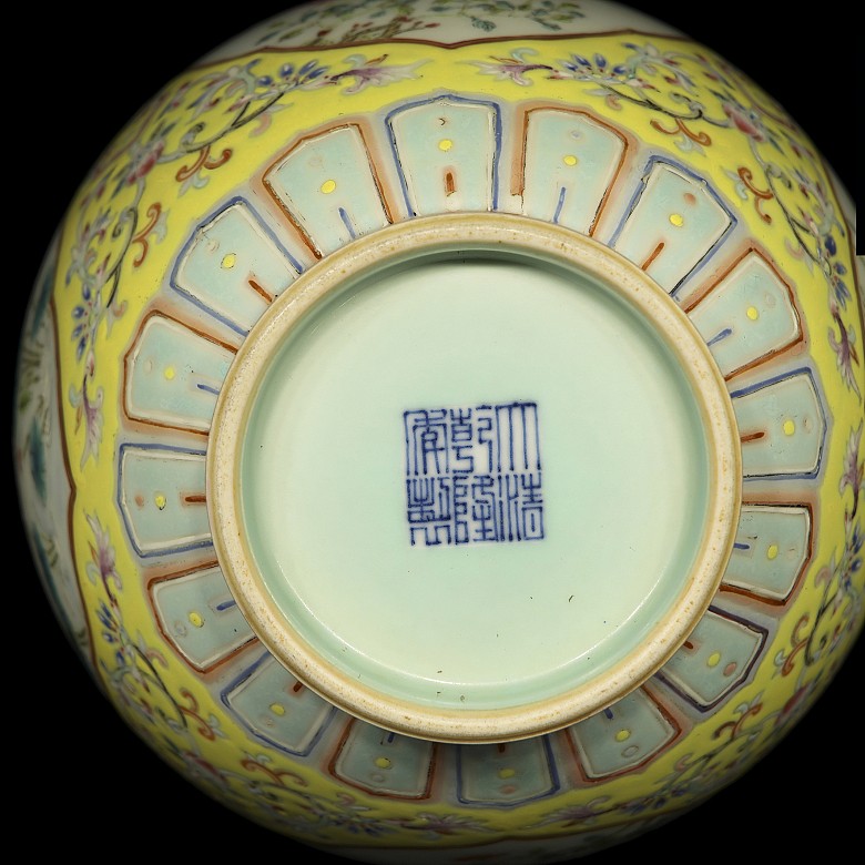 Jarrón de porcelana con fondo amarillo, con marca Qianlong