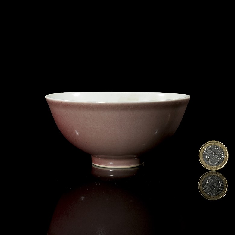 Red and white enamelled porcelain bowl, with Qianlong seal