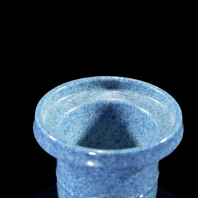 Blue-glazed porcelain vase, Qing dynasty