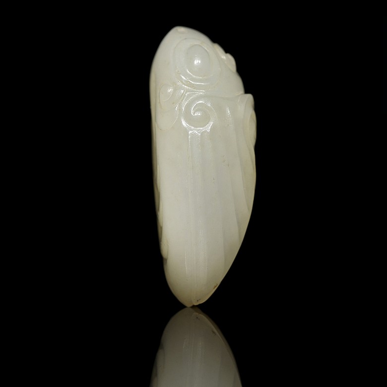 Carved white jade cicada, Zhou dynasty