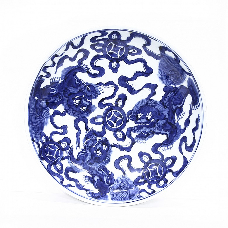 Large Chinese porcelain plate with foo lions, 20th century