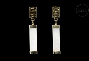 Yellow gold and mother-of-pearl earrings with movement