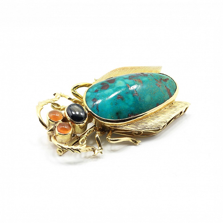 Beetle-shaped brooch in 18k yellow gold, natural turquoise and gemstones.