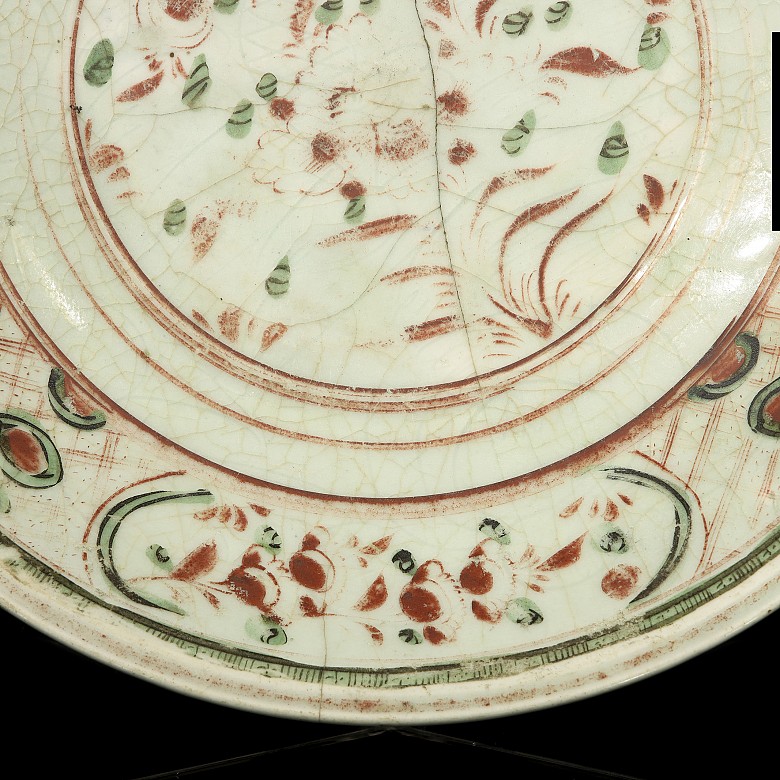 A Swatow enamelled dish, Ming dynasty