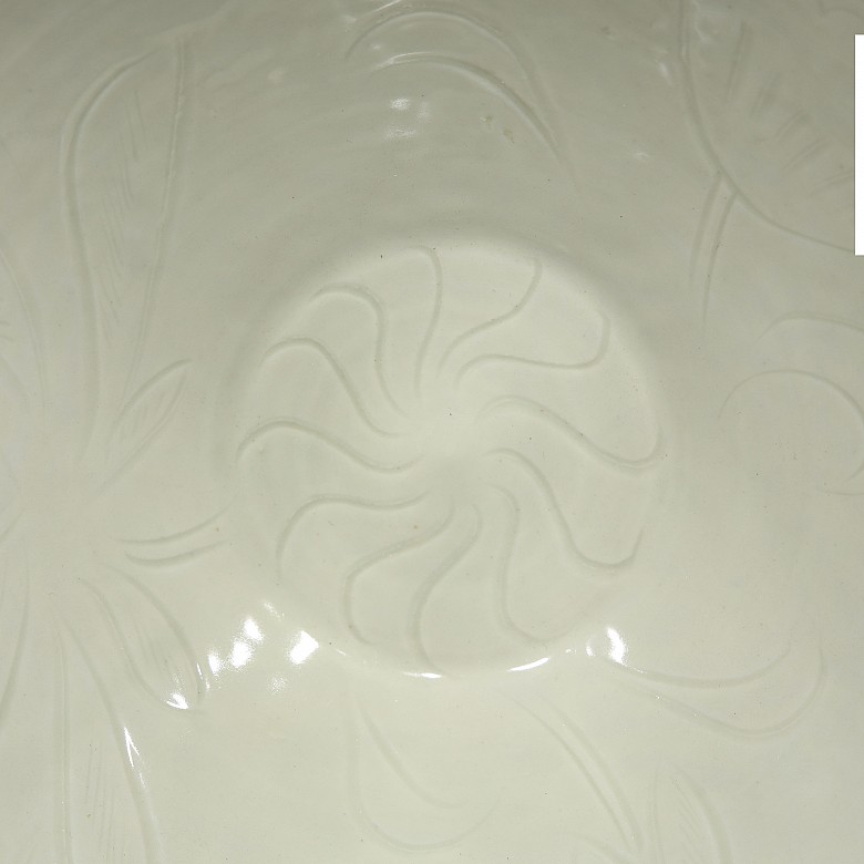 Porcelain bowl with incised decoration, 20th century