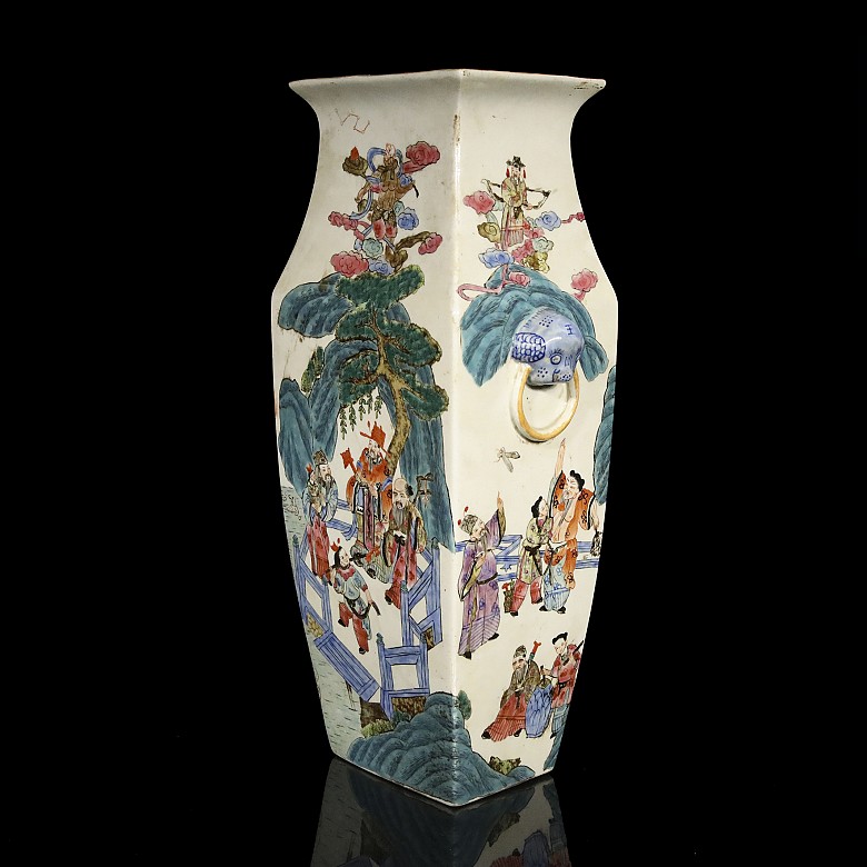 A chinese vase with a mountain scene, 19th-20th century