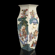 A chinese vase with a mountain scene, 19th-20th century