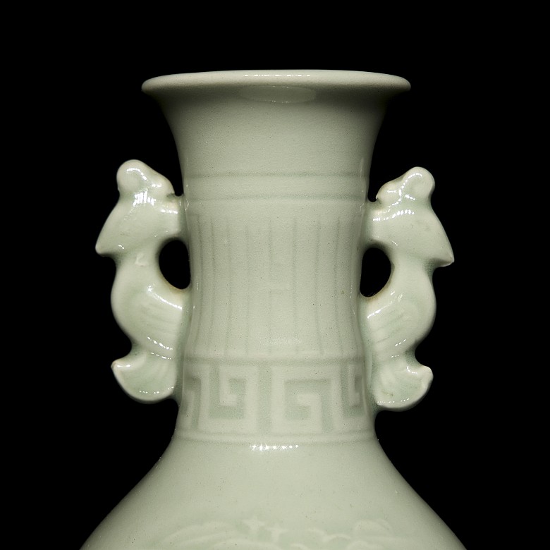 Pequeño jarrón de porcelana con vidriado celadón, s.XX