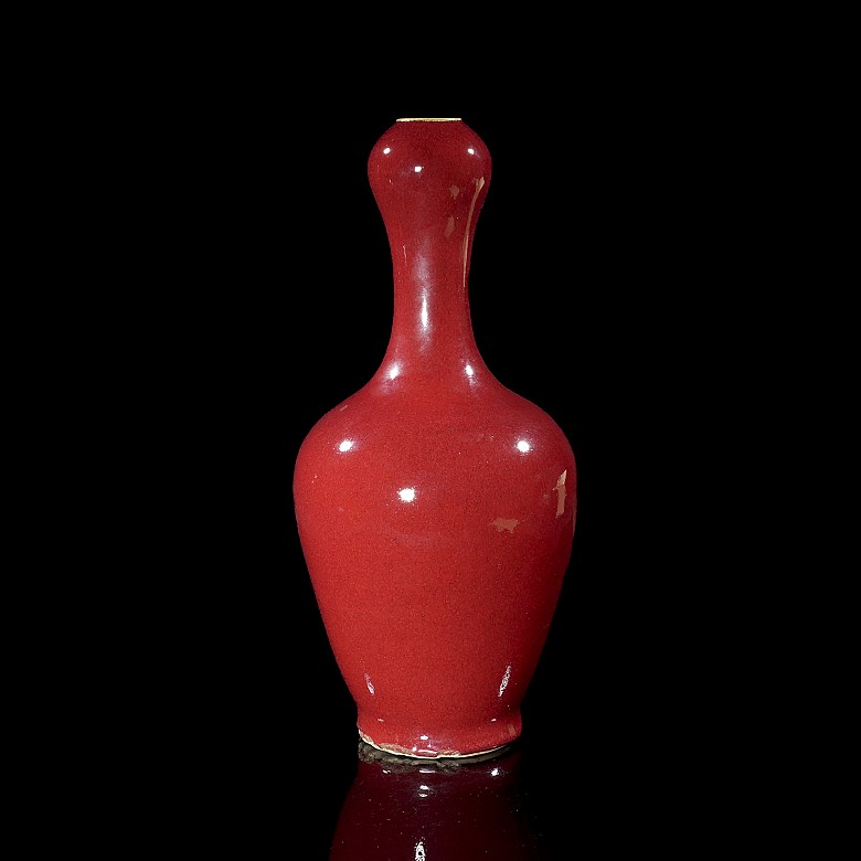 Red-glazed porcelain vase, Qing dynasty