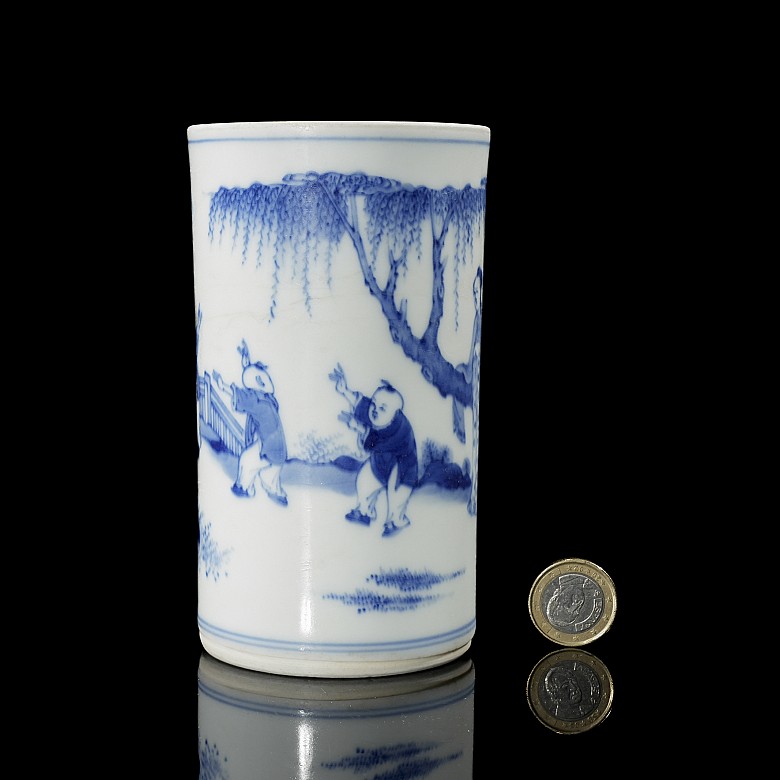 Porcelain brush pot ‘Garden Scene’, 20th century