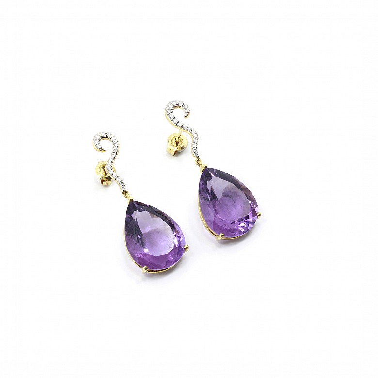 Earrings in 18 k yellow gold with amethysts and diamonds.