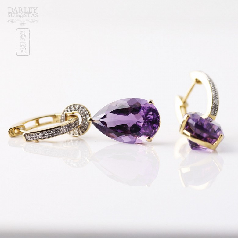 Earrings in 18k white gold with amethysts and diamonds.