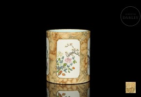 Porcelain Brush Pot ‘Flowers’, with Qianlong Seal