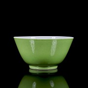 Taza de porcelana esmaltada en verde, con sello Yongzheng