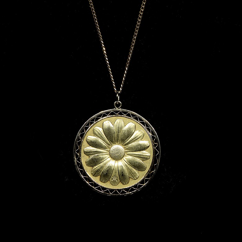 Yellow gold ‘Mother’ medallion