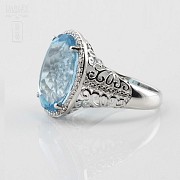 18k white gold ring with topaz and diamonds.