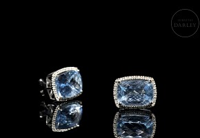 Earrings in 18kt white gold with topaz and diamonds