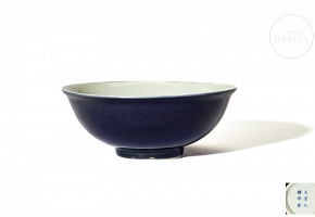 Cuenco de porcelana con vidriado azul zafiro, dinastía Qing