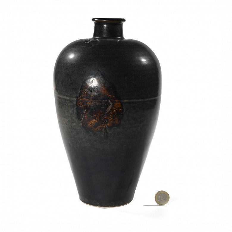 Meiping glazed ceramic ‘Leaves’ vase, Yuan dynasty