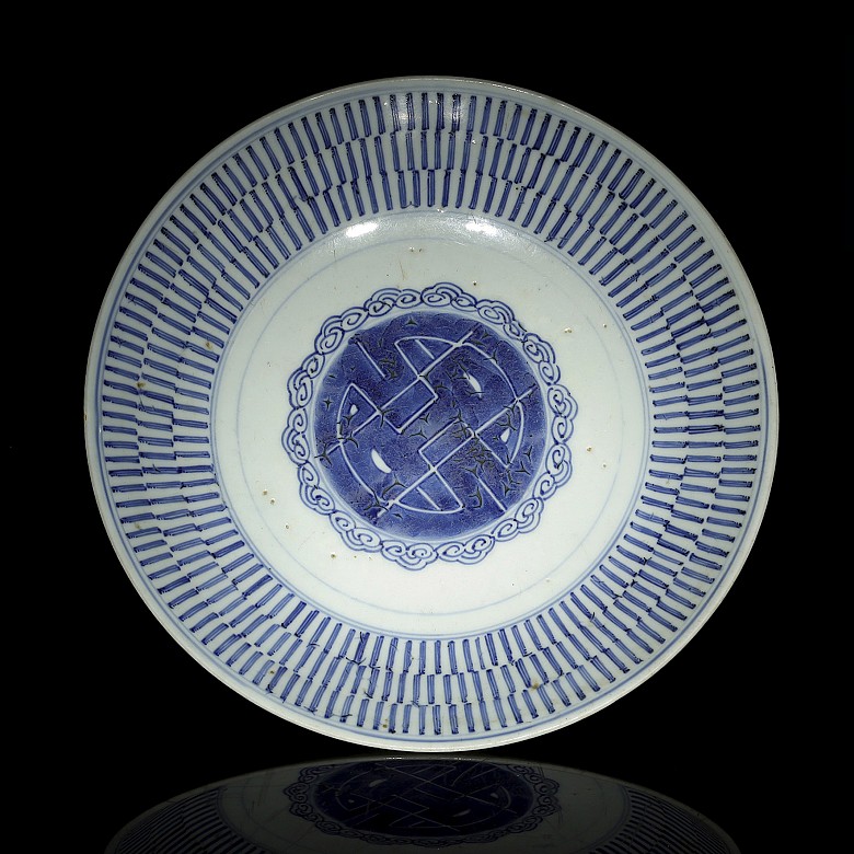 Plato de porcelana azul y blanco, dinastía Qing