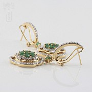 Earrings in 18k yellow gold, emeralds and diamonds.