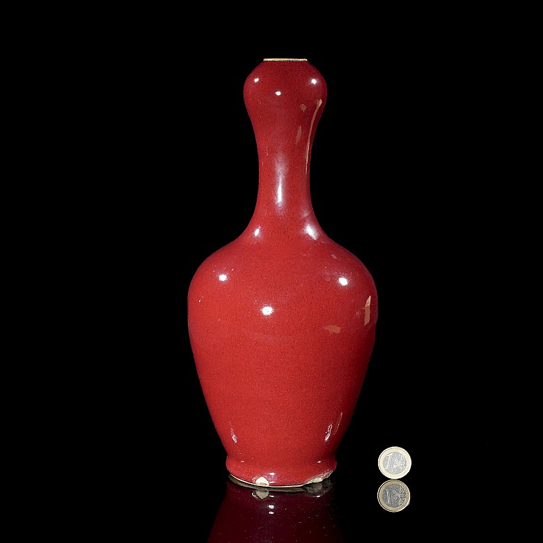 Jarrón de porcelana vidriada en rojo, dinastía Qing