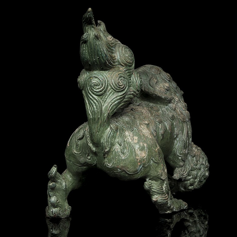 Figura de un león en bronce, China, S.XX