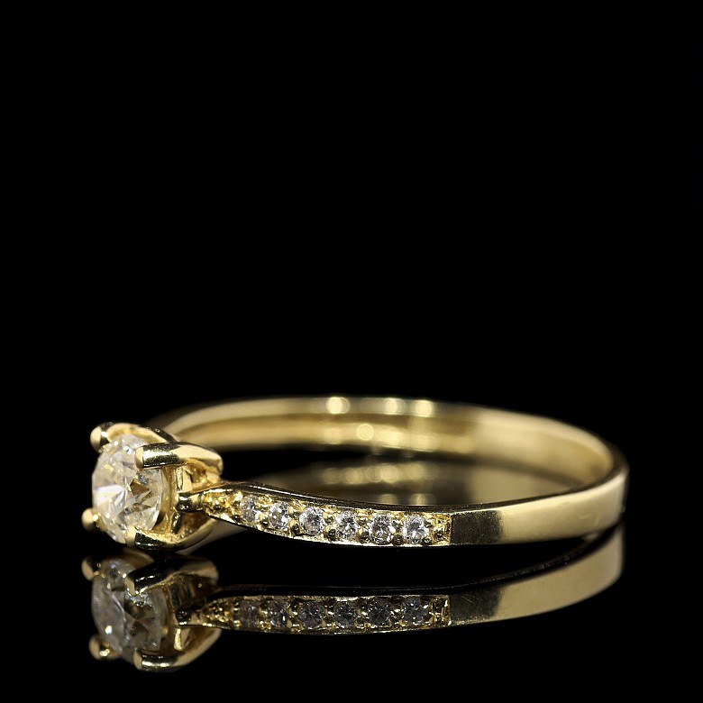 Anillo de oro amarillo 18 k con brillantes 0,30 ct.