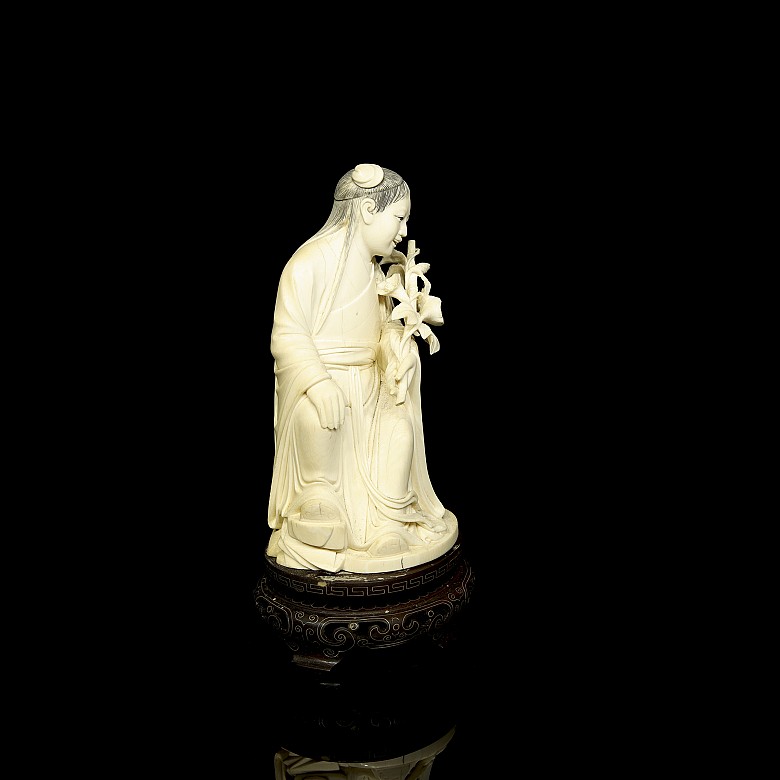 Carved ivory figure ‘Lady with a bouquet’, early 20th century