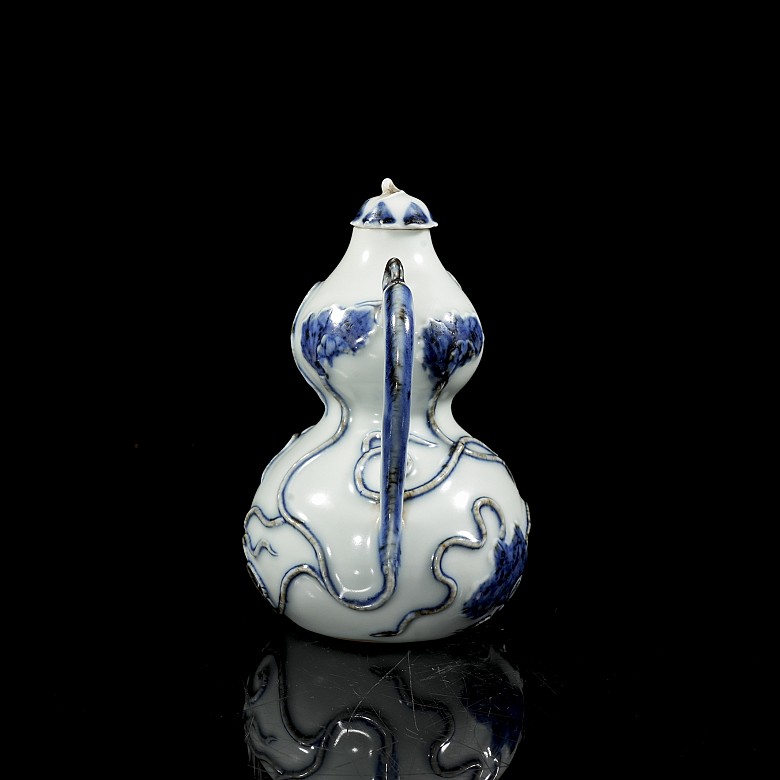 Blue-and-white porcelain ‘Hulu’ teapot, Ming dynasty