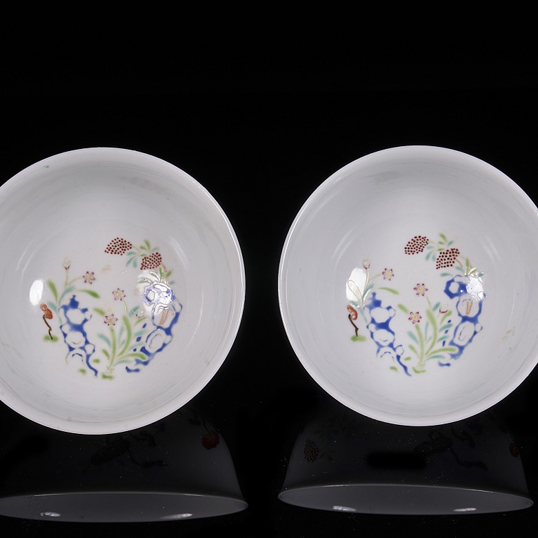 Pair of ‘Flowers and lingzhi’ famille rose bowls, Qing dynasty