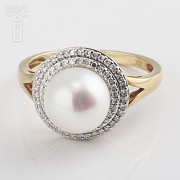 18k yellow gold ring with pearl and diamonds.