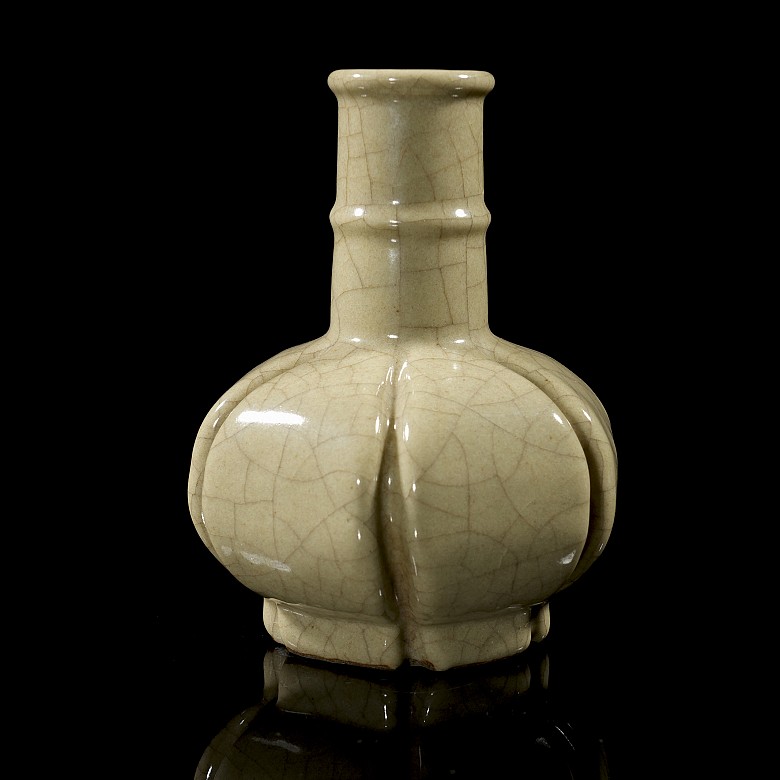 Enamelled ‘Geyao’ lobed vase, Song style