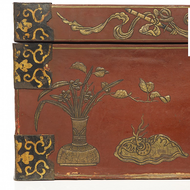 Chinese trunk lacquered in red, 19th-20th century