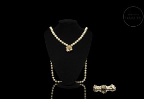 Cultivated pearl necklace and bracelet