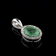 Pendant with emerald and diamonds in white gold