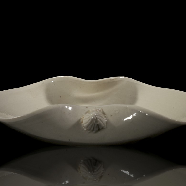 Lotus-leaf porcelain vessel, Qing dynasty