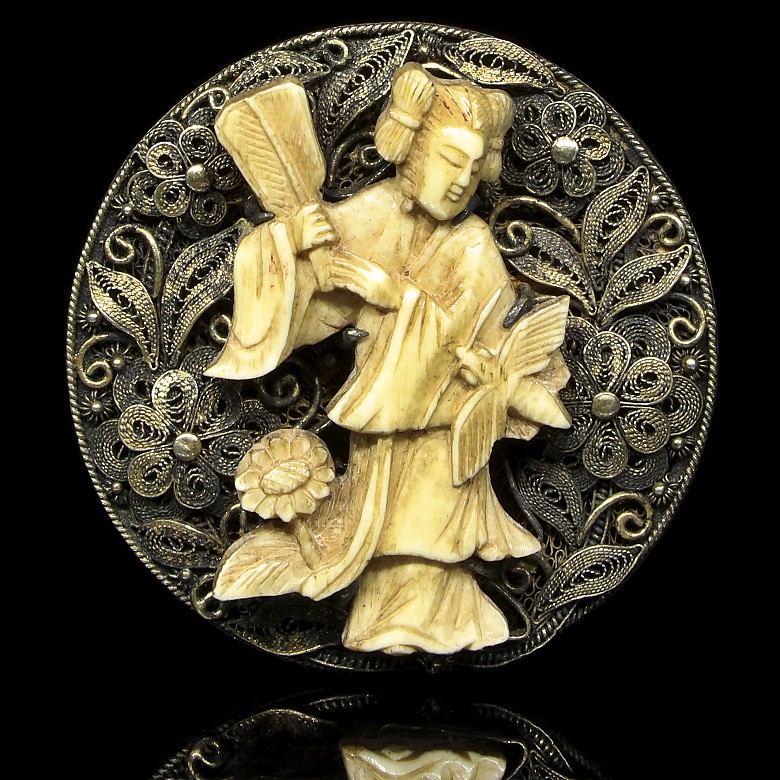 Chinese silver brooch with a lady, 19th - 20th century