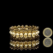 Brazalete de oro amarillo con perlas